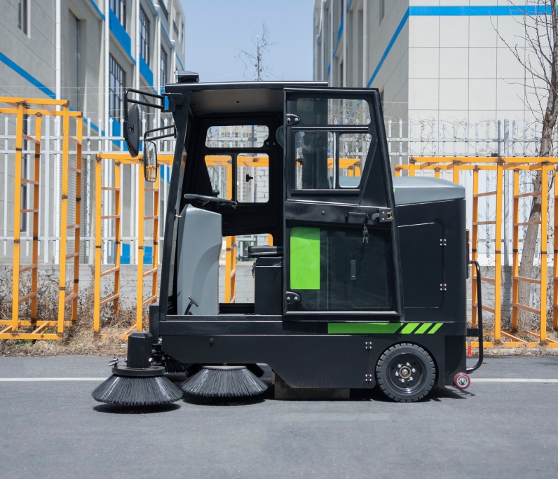 Power Outdoor - Hochwertige Batteriebetriebene Elektrische Aufsitz-Kehrmaschine für Außenbereiche
